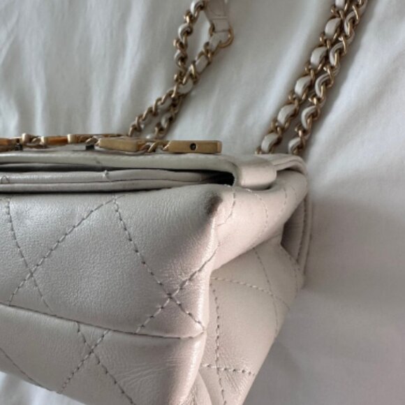 Chanel 2020 White Leather Enchained Logo Front Flap Bag - Picture 5 of 8